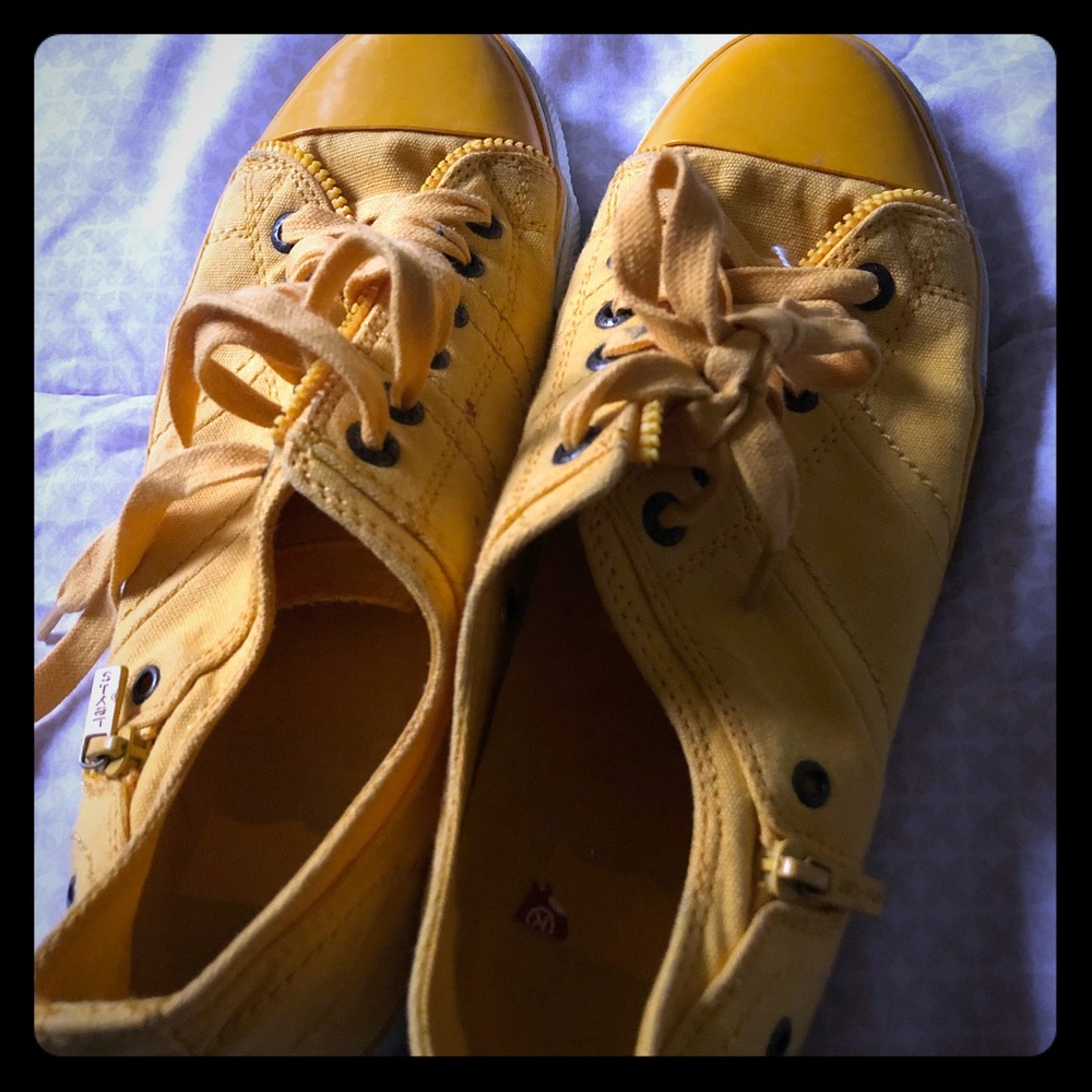 Vintage Levi Yellow Shoes 🚀
